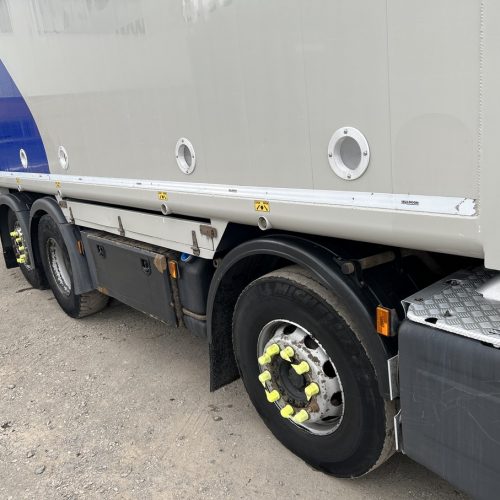 Scania G410 8x2 Aluminium White Trailer Side View