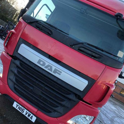 red daf lorry front end