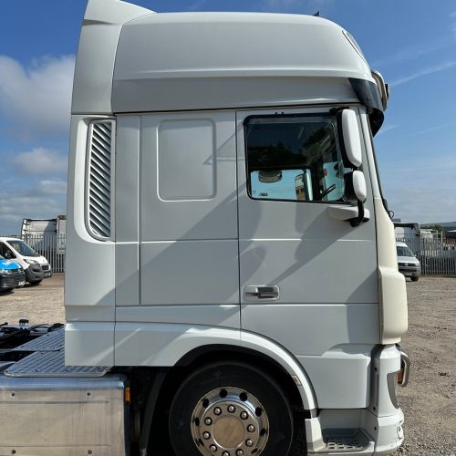 DAF Lowride Tractor Unit White Side View