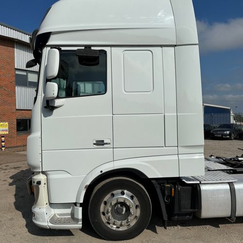 DAF Lowride Tractor Unit White Side View