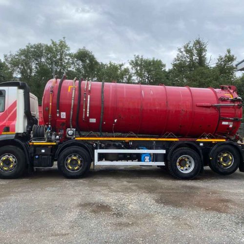 Red DAF CF 400 8x2 Vacuum Tanker 2015 Side-View