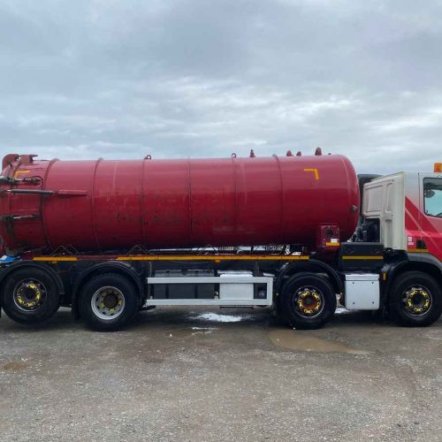 Red DAF CF 400 8x2 Vacuum Tanker 2015 Side-View